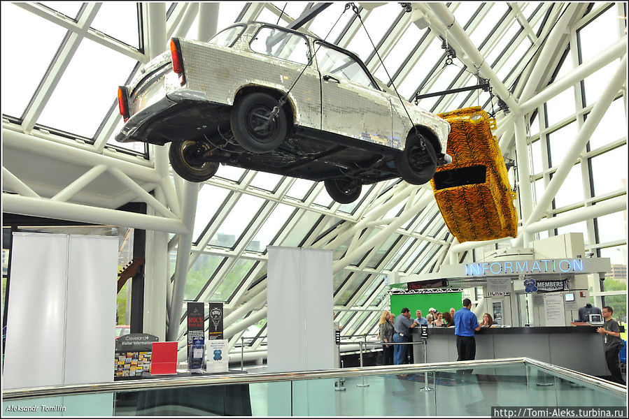 Увы, все уникальные раритеты, тщательно прячутся от фото камер. Поэтому все посетители музея ограничиваются съемкой в этом холле... Увы, все уникальные раритеты, тщательно прячутся от фото камер. Поэтому все посетители музея ограничиваются съемкой в этом холле...