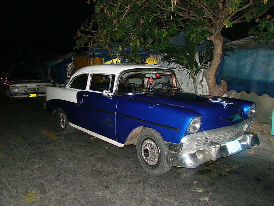 Ретро-автомобили острова Свободы Гавана, Куба Ретро-автомобили острова Свободы Гавана, Куба