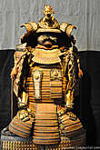 Доспех Тосэй Гусоку.

Этот доспех является репликой доспеха Токугава. Созданное в начале 19 века, боевое облачение выполнено по всем требованиям техники изготовления защитного обмундирования. Так выглядел сам Токугава Иэясу во время военных парадов и торжественных церемоний. Каждый элемент подчеркивал высокое положение «главного самурая». Маэдатэ шлема в виде дракона – символ власти над миром, кираса украшена трилистниками мальвы, клановыми знаками Токугава.