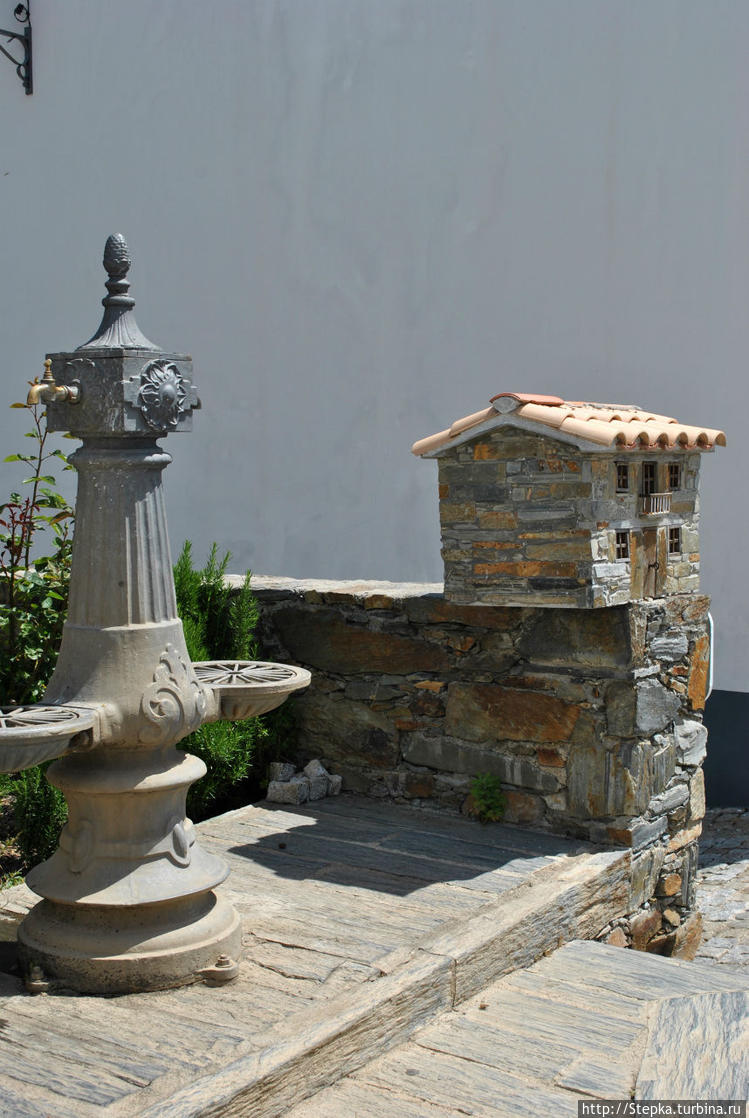 Скульптура-домик в Алвару