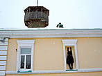 А вот и Памятник любовнику, который не висит под балконом, а украшает стену музея истории Томска.