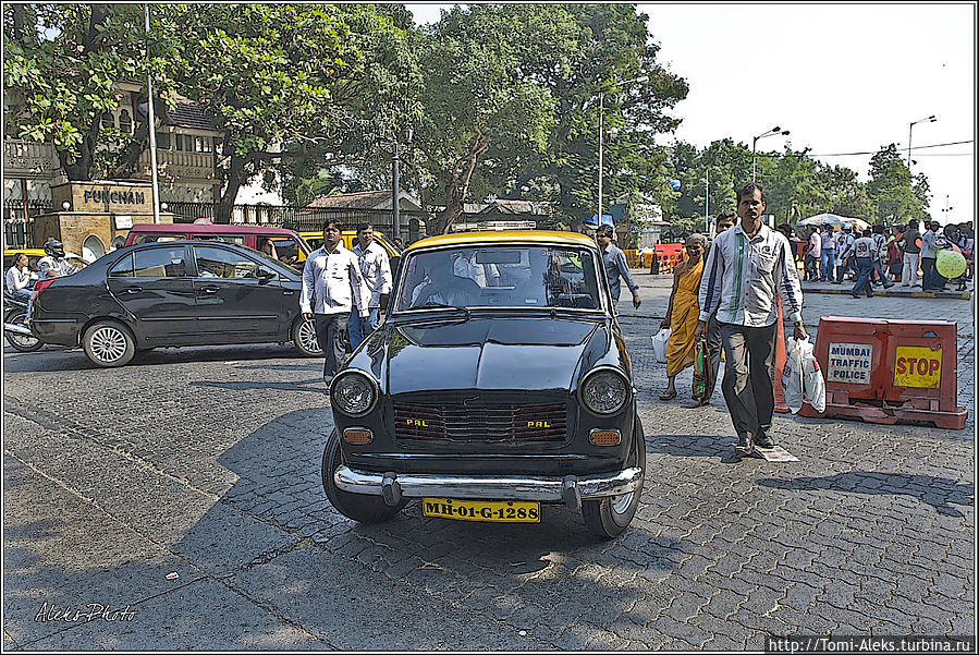 Лучший способ перемещаться по Бомбею — все-таки такси. И обязательно надо просить включить счетчик. Будет очень дешево...
* Лучший способ перемещаться по Бомбею — все-таки такси. И обязательно надо просить включить счетчик. Будет очень дешево...
*