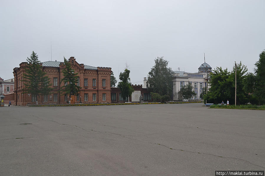 Здание Мартьяновского музея и общественной библиотеки (справа). Сейчас это второй корпус музея. Минусинск, Россия