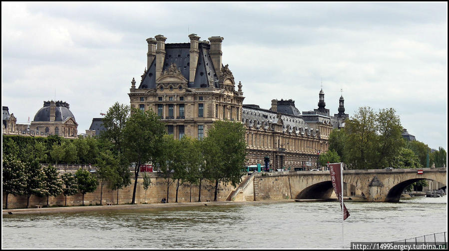 Вид на Лувр со стороны Сены Париж, Франция