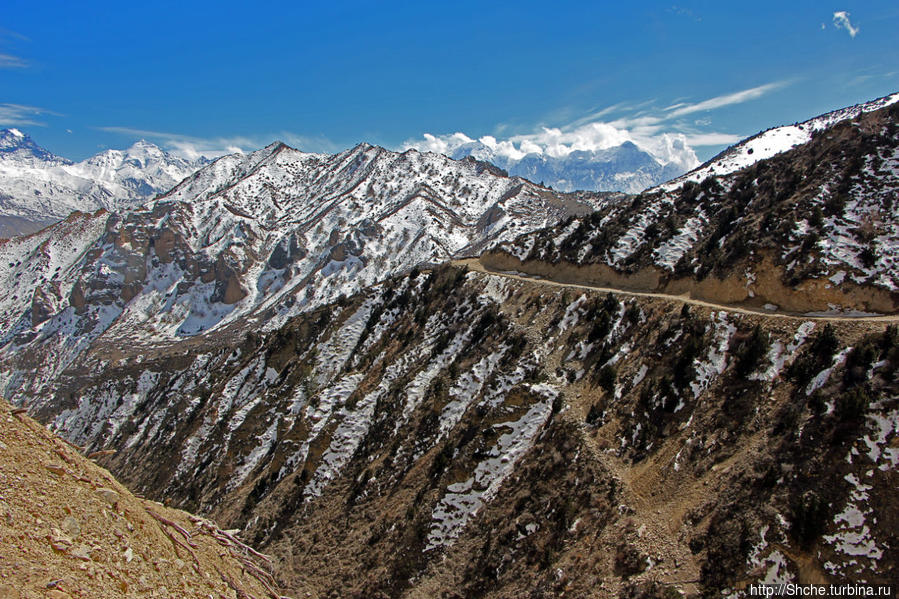 здесь хорошо видно, что дорога пробита достаточно полого по склону горы, но пешком в ущелья приходится спускаться по тропке и так же подыматься назад — в обход ьпо дороге получается очень большая петля Сианбоче, Непал