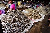 Сушеная рыбка самбаза из озера Киву. Но ее не едят в таком виде, а варят.
