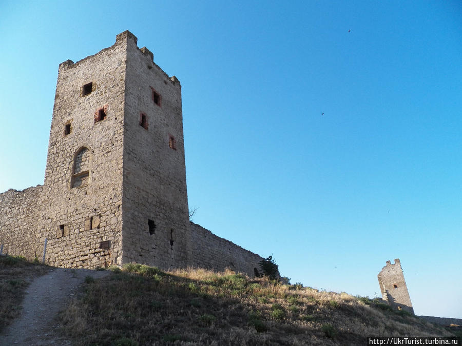 Крепость Кафа 	фортификационное сооружение, 1348 г.\
Генуэзская крепость расположена в северной части Феодосии, на берегу залива. С 1340-х гг. она являлась цитаделью городских укреплений средневековой Кафы — центра генуэзских колоний Северного Причерноморья. Стены одиннадцатиметровой высоты были укреплены 14 башнями, внутрь вели 6 ворот. Сохранились две башни — Криско (Христа) и Клемента VI с прилегающими стенами, а также пилоны больших ворот. Крепость в плохом состоянии, доступ свободный. У подножия Замковой горы находится Храмовая долина, где сохранилось несколько древних базилик: храм Св. Георгия, церковь Иоанна Предтечи (сейчас — Иверской иконы Богоматери), храм Св. Стефана и др. Феодосия, Россия