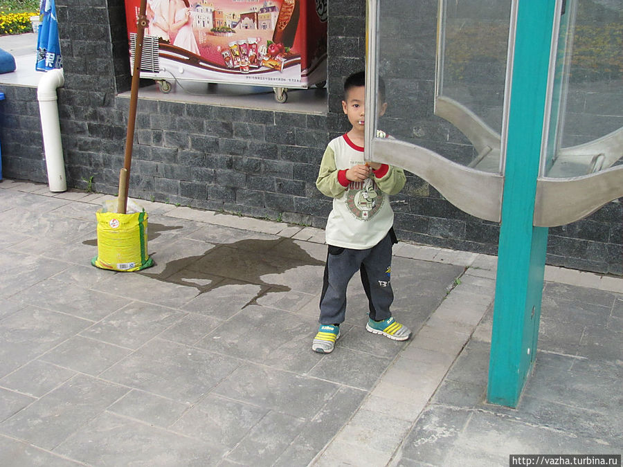 Мальчик удивился увидев меня,туристы там нету Гуанчжоу, Китай