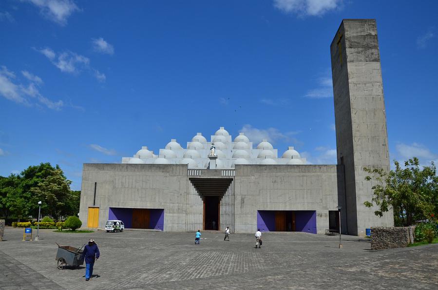 Новый собор, построен в 1993-м году мексиканским архитектором Никарагуа