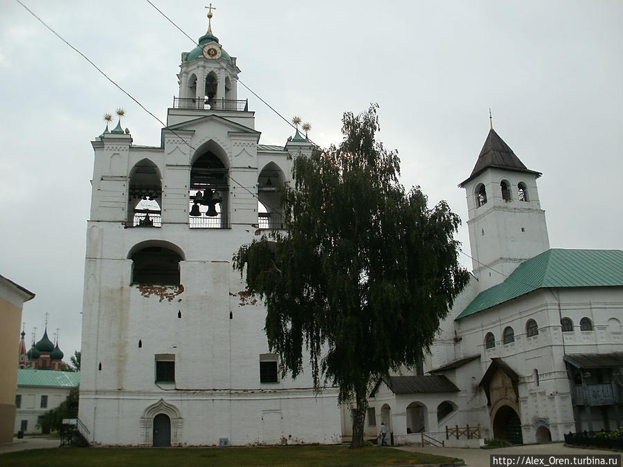 На его территории находятся три самые древние постройки Ярославля: Спасо-Преображенский собор (1516), Настоятельские покои (16 век), Святые ворота (1516). Ярославль, Россия