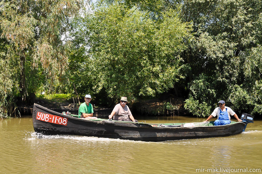 Движение по каналу очень оживленное. Курсируют лодки с местными рыбаками и туристами. Вилково, Украина
