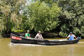 Движение по каналу очень оживленное. Курсируют лодки с местными рыбаками и туристами.