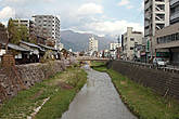 По левой стороне можно наблюдать изнанку торговой улицы Накамати (Nakamachi-dori)