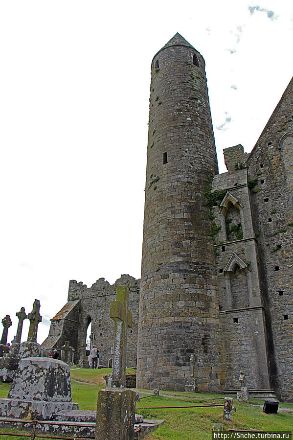 А это Круглая башня — самое старое сооружение на скале Кашел, Ирландия