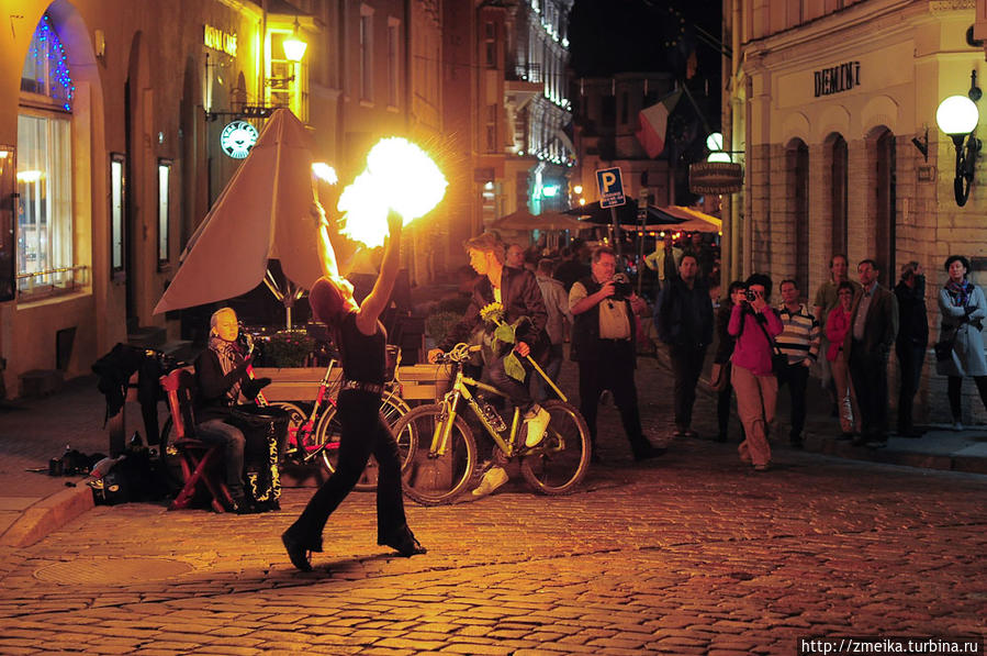 Танцоры с огнем, от них так и веет диким средневековьем) Таллин, Эстония