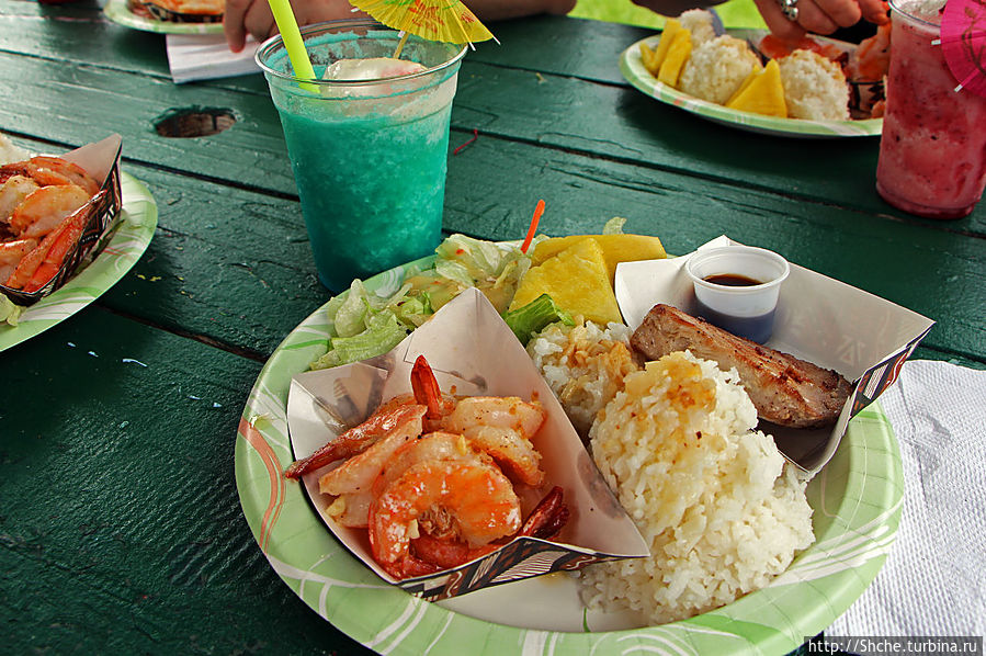 хороший здоровый обед рис, кусок жареной свежей рыбы, креветки в чесночном соусе Кахалуу, остров Оаху, CША
