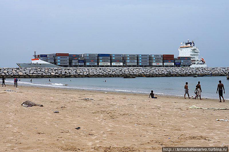 Корабли, идущие в порт Лагоса, проходят рядом. Лагос, Нигерия
