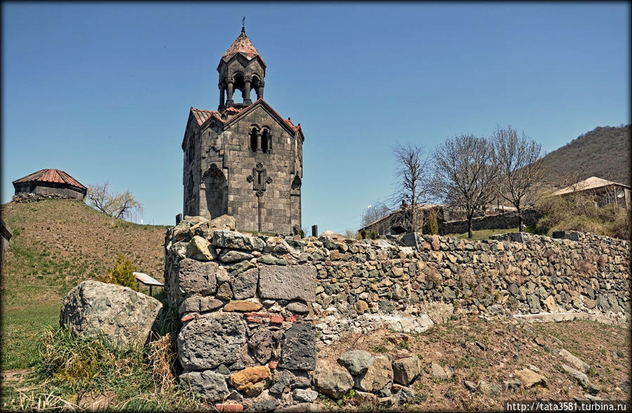 Колокольня (1245 г.) с семигранной ротондой-звонницей Ахпат, Армения