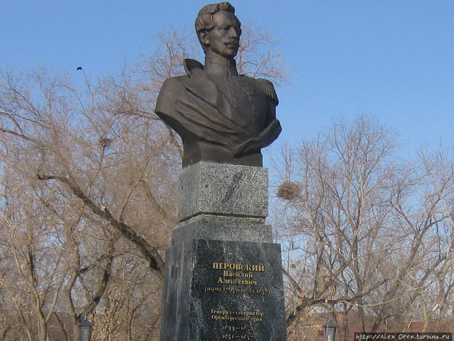 Памятник Перовскому в Оренбурге. Оренбург, Россия