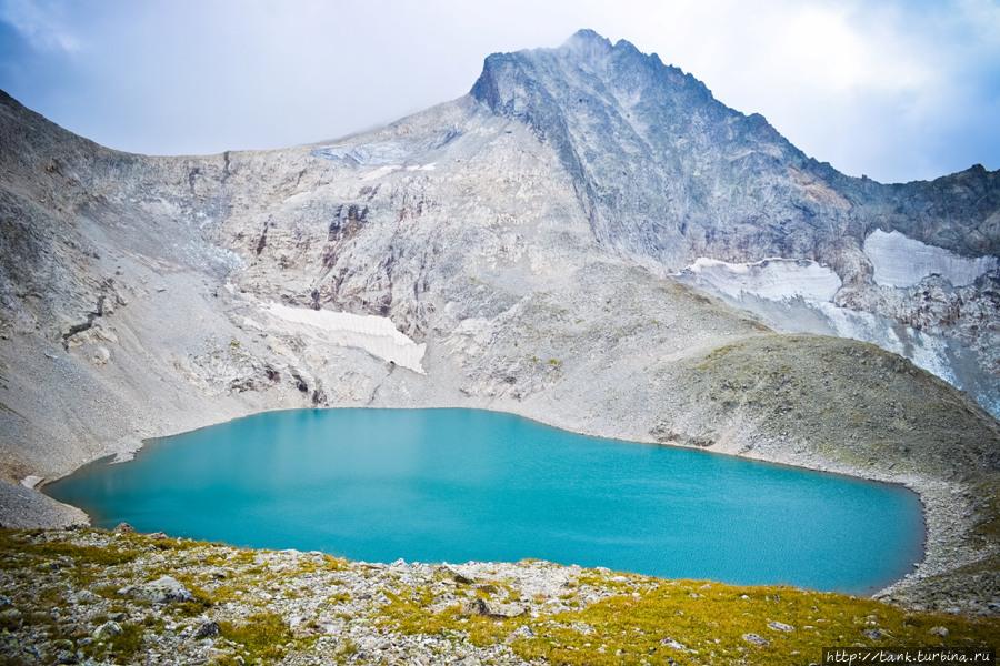 Озеро Поднебесное находится на высоте 2850 метров, под одноименным перевалом между вершинами Буша и Гранитной. Карачаево-Черкесская Республика, Россия