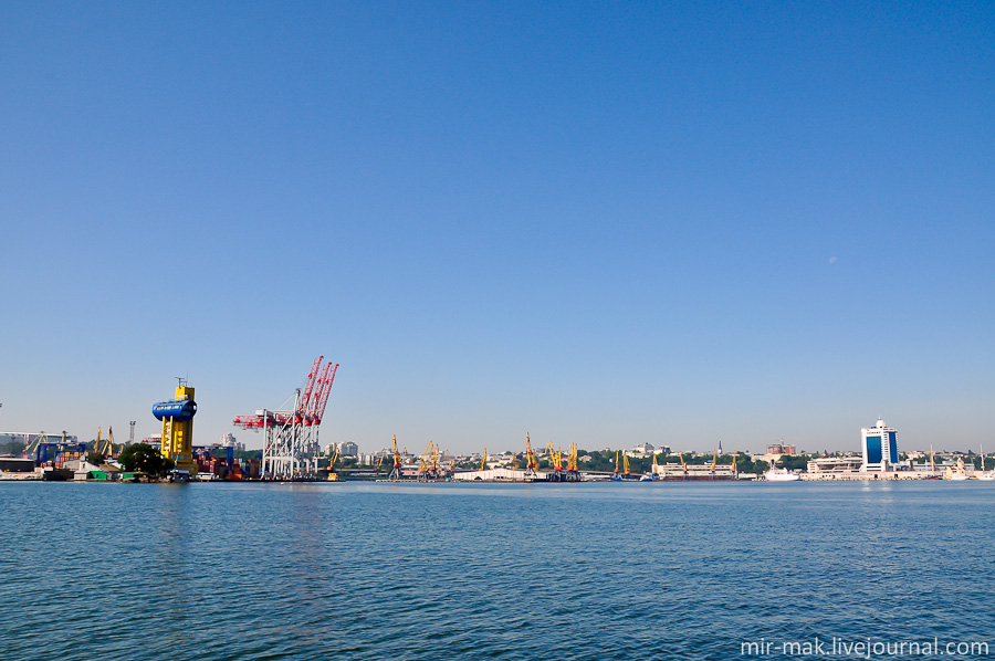 С маяка открывается отличный вид на порт, морвокзал и город. С маяка открывается отличный вид на порт, морвокзал и город.