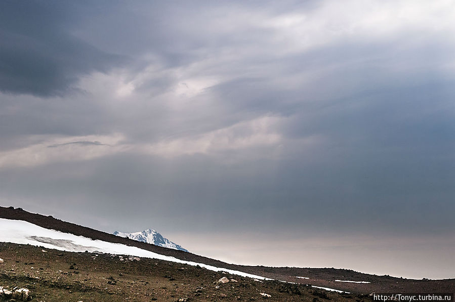 А в далеке снег или дождь идет Толбачинский дол (вулкан Острый Толбачик 3682м), Россия