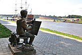 … От пристани в центре Новгорода курсируют прогулочные кораблики по Волхову до озера Ильмень. По пути к озеру можно встретить некоторые памятники исторического прошлого.