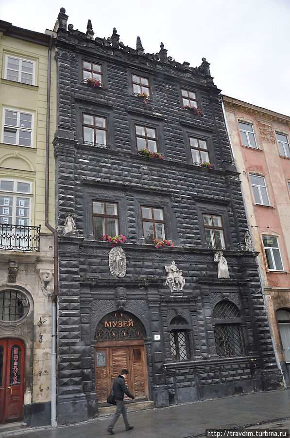 Чёрная каменица (Чорна Кам’яниця — по-украински) представляет собой образец ренессансной архитектуры. Построена она была в 1577 году архитектором П.Красовским. Сейчас здесь расположено одно из отделений Львовского исторического музея Львов, Украина Чёрная каменица (Чорна Кам’яниця — по-украински) представляет собой образец ренессансной архитектуры. Построена она была в 1577 году архитектором П.Красовским. Сейчас здесь расположено одно из отделений Львовского исторического музея Львов, Украина