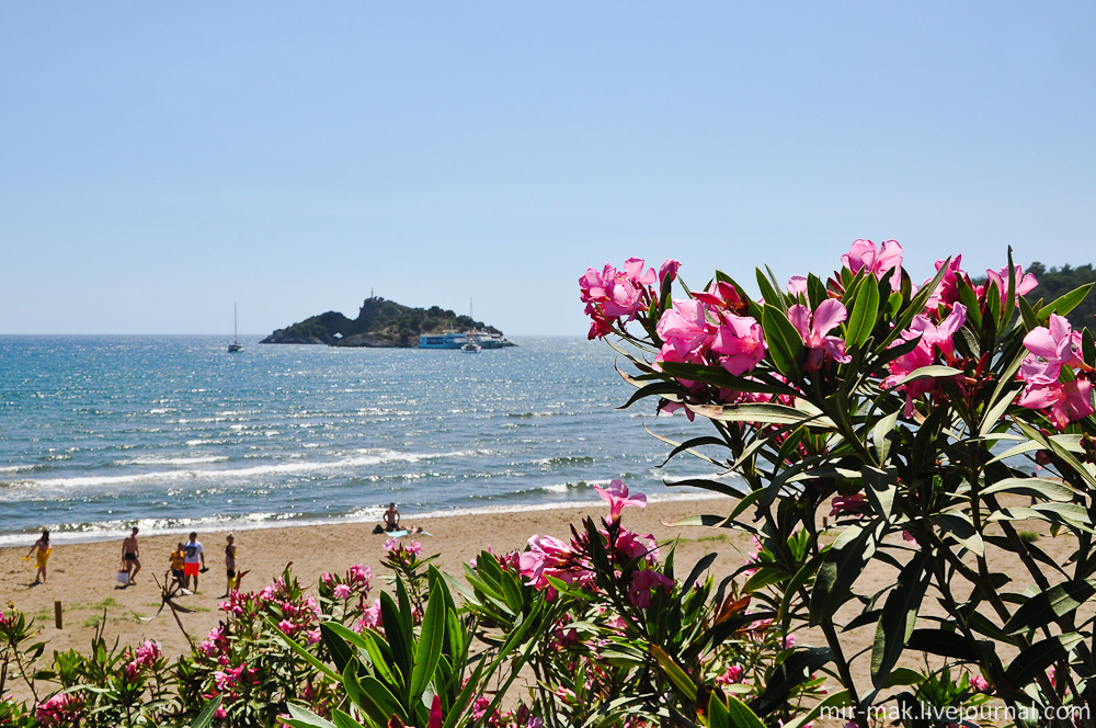 Вдалеке был замечен небольшой островок. Дальян, Турция Вдалеке был замечен небольшой островок. Дальян, Турция