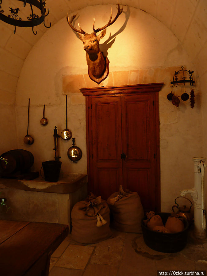 Кухни Шенонсо расположены в огромных цоколях, образованными двумя опорами, стоящими в русле реки Шер Кухни Шенонсо расположены в огромных цоколях, образованными двумя опорами, стоящими в русле реки Шер