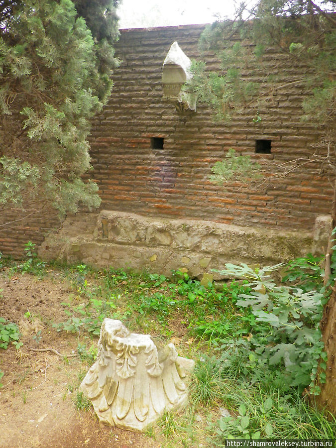 Во дворике перед крыльцом тоже есть на чём остановить свой взгдяд Рим, Италия