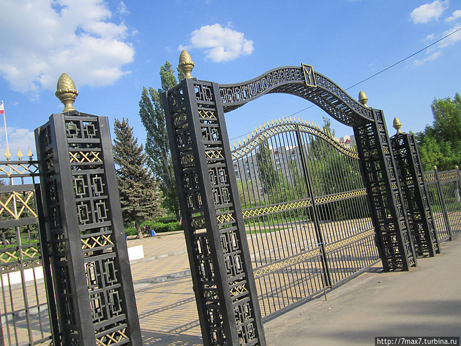 Центральный вход в парк Саратов, Россия