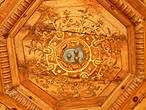 В центре потолка кабинета — герб Жана дю Тьера: 3 золотых бубенчика на лазурном поле.