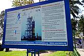 Плакат на пляже с информацией о метане и платформе