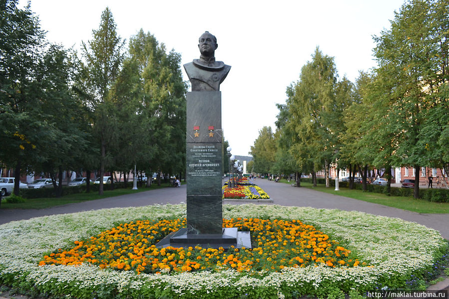 Памятник А.Леонову. Кемерово, Россия