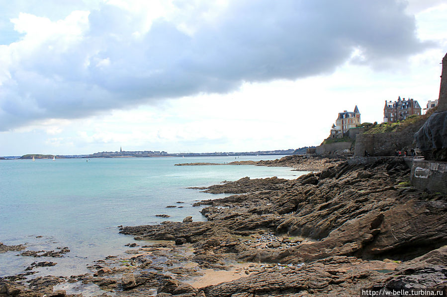 Вид на виллу Rocher Brunes. Вид на виллу Rocher Brunes.