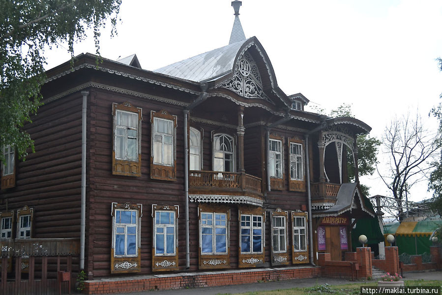 Старое здание на Демидовской площади. Барнаул, Россия