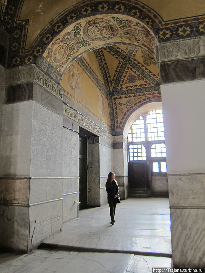 Туристка в храме Айя София Стамбул, Турция