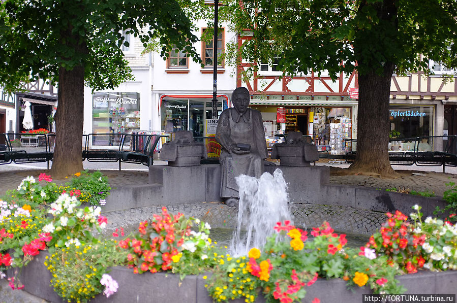 Памятник торговке маслом Линц-на-Рейне, Германия
