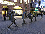 В начале ул. Сёдергатан  находится  бронзовая скульптурная композиция Юнгве Лунделла  «Уличный оркестр». Она появилась здесь в 1985 году и представляет из себя четырех музыкантов, которые следуют за заводящим барабанщиком.