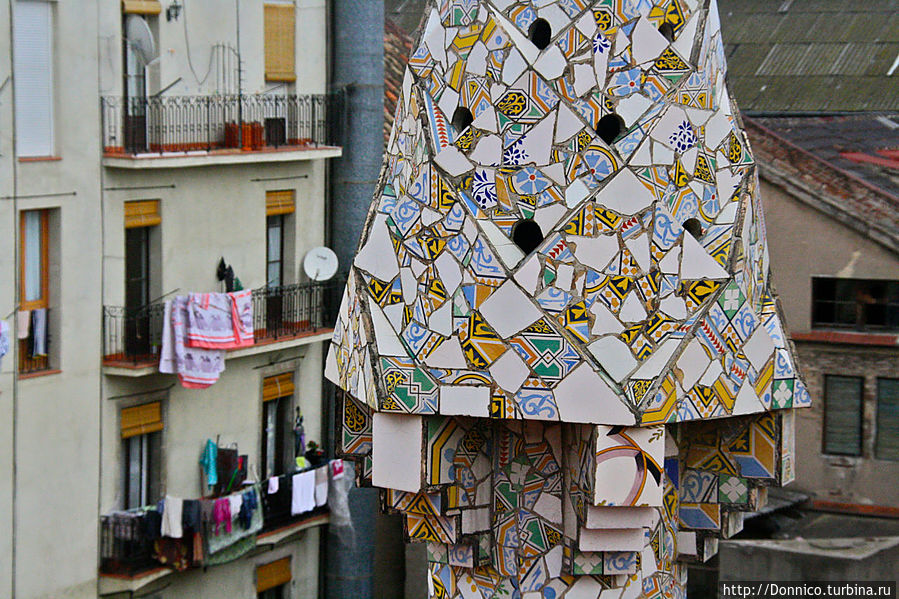 белье на соседских балконах хорошо перекликается с разноцветной мозаикой плитки Барселона, Испания