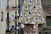 белье на соседских балконах хорошо перекликается с разноцветной мозаикой плитки