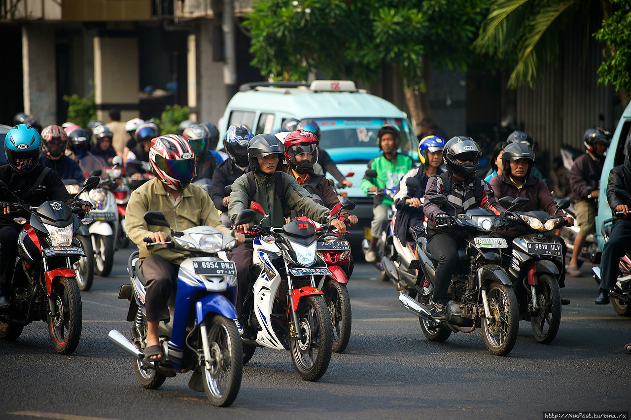 Движение может показаться хаотичным, но за десять дней не видел ни одной аварии. Джакарта, Индонезия