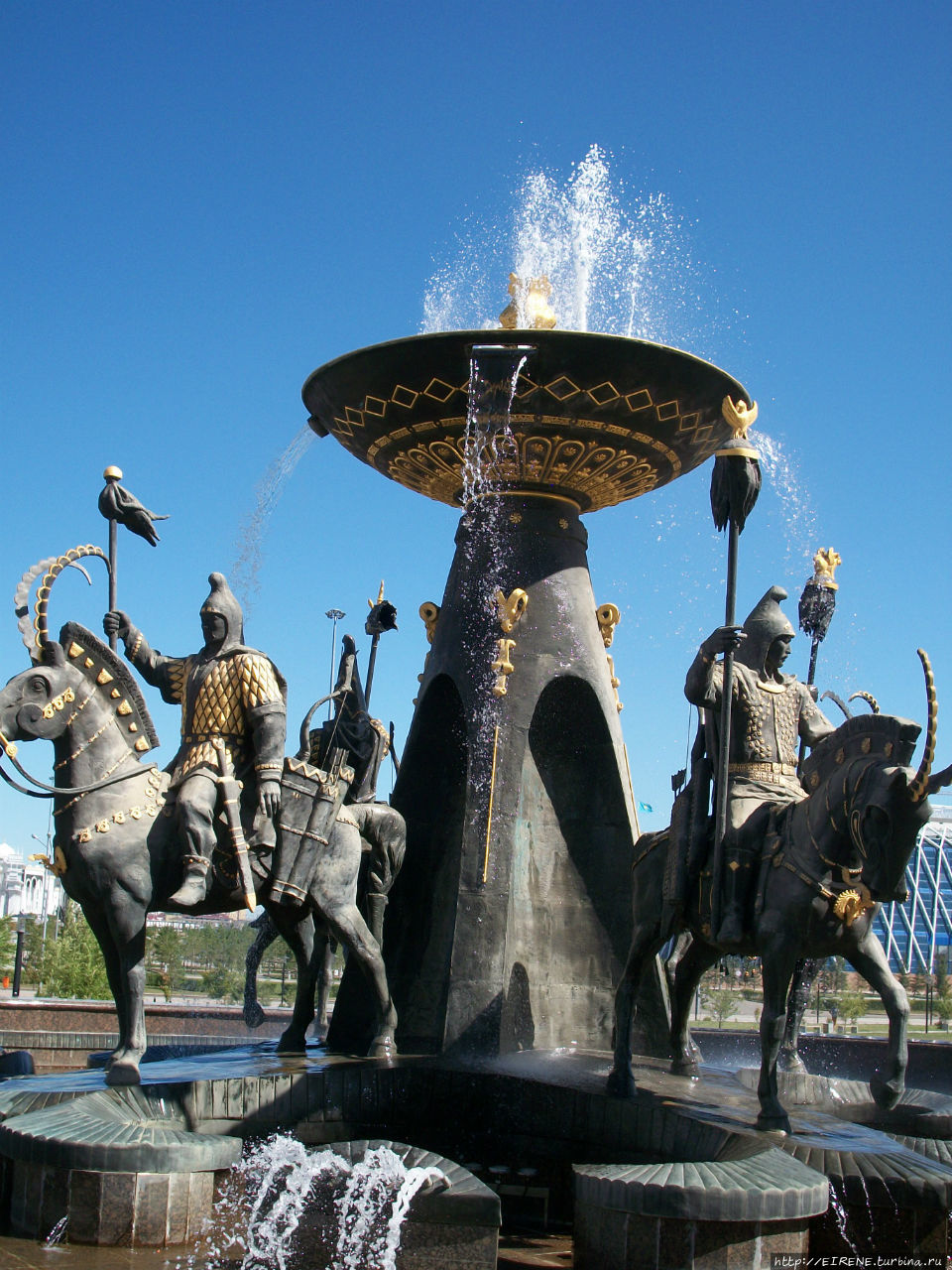 Фонтан рядом с Национальным музеем республики Казахстан Астана, Казахстан
