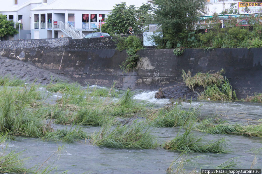 Последствия стихии Сен-Дени, Реюньон Последствия стихии Сен-Дени, Реюньон
