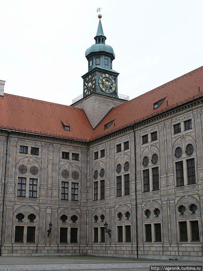 Роспись резиденции имитирует итальянскую лепку Роспись резиденции имитирует итальянскую лепку