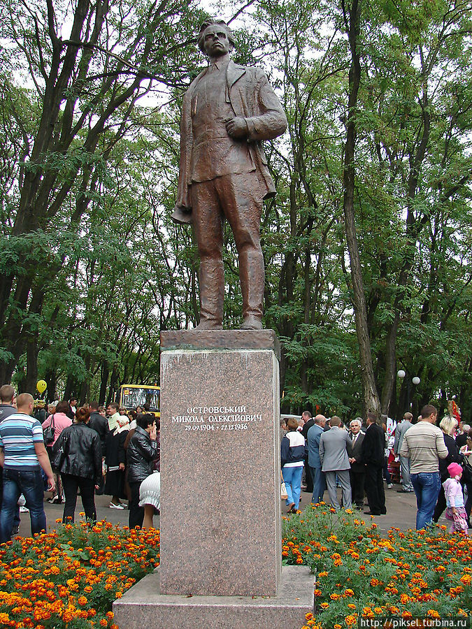 Памятник Островскому, чьим именем назван парк Коростень, Украина