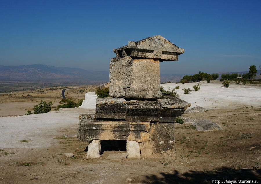 Некоторые   захоронения   расположены   прямо   на   известниковых   отложениях. Памуккале (Иерополь античный город), Турция
