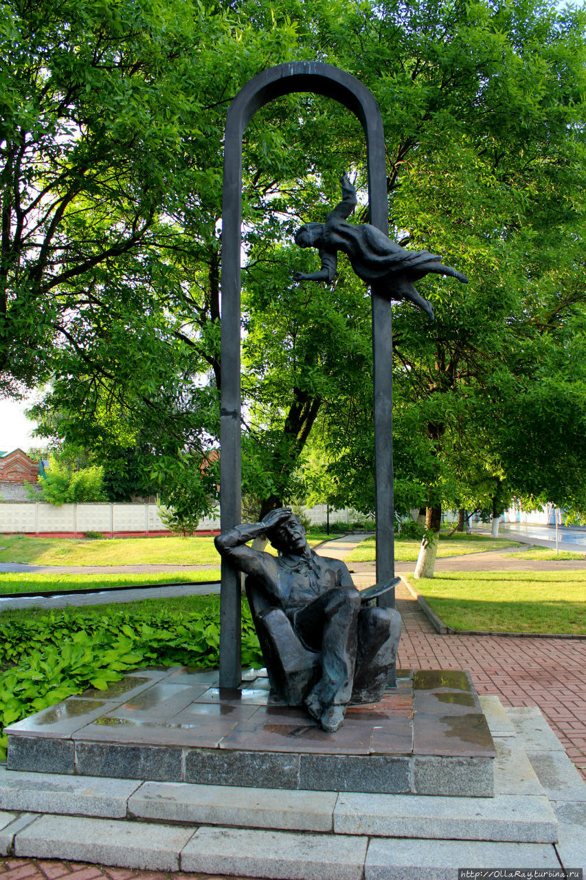 А вот это, пожалуй, самый известный витебчанин — Марк Шагал. В скульптурной группе к нему спускается Муза. Витебск, Беларусь