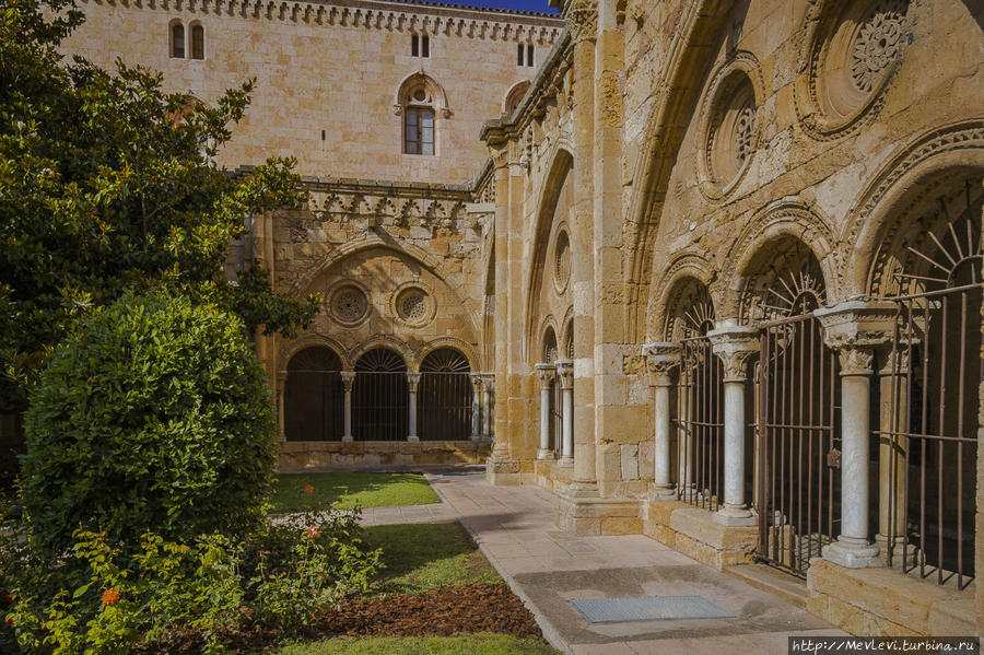 Внутри собора в Таррагоне Таррагона, Испания Внутри собора в Таррагоне Таррагона, Испания